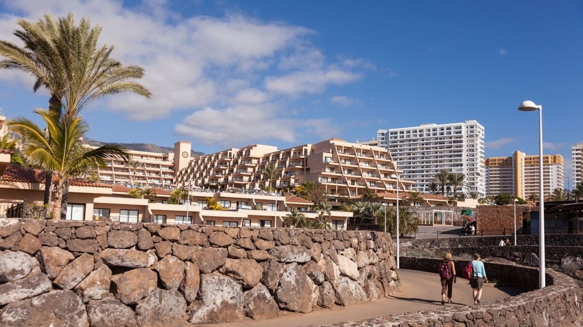 Dítě na Tenerife pobíhalo po římse hotelu ve čtvrtém patře